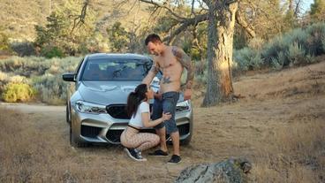 Красотка делает минет в машине и трахается с мужиком на капоте