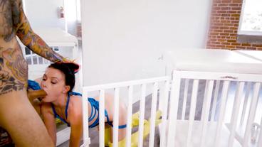 Связал горячую телку и мощно трахнул на столе