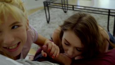 Две красавицы прыгают на стержне любовника