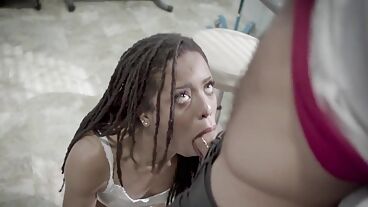 Черная пациентка сосет член врача и трахается раком