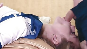 Девушка выдоила сперму на маленькие сиськи после домашнего порева