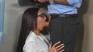 Красотка в чулках делает минет коллеге и трахается раком около кулера