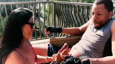 Полная латиноамериканка с большими сисяндрами делает минет на террасе