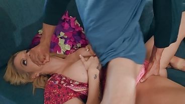 Привлекательная мамочка в халатике совратила чувака горячими формами