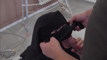 Арабка делает минет строителю и трахается в различных позициях