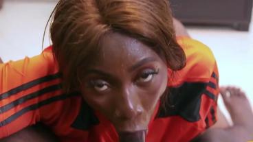 Беременная негритянка с большой жопой прыгает на члене супруга