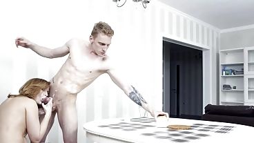 Дамочка сняла чувака на улице и занялась сексом в любительском видосе