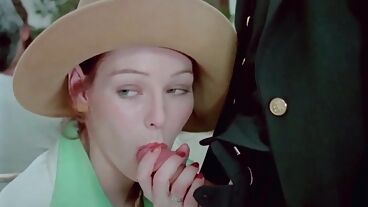 Рыжая красавица сосет толстый член в ресторане в ретро порно